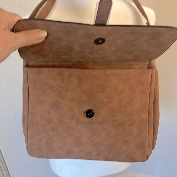Celela Vegan Leather Cross Body Bag with Adjustable Strap ~ Classic Design - Picture 4 of 10